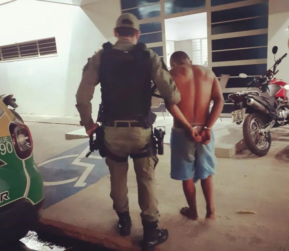 Acusado de violência doméstica tentou fugir pulando muro das casas
