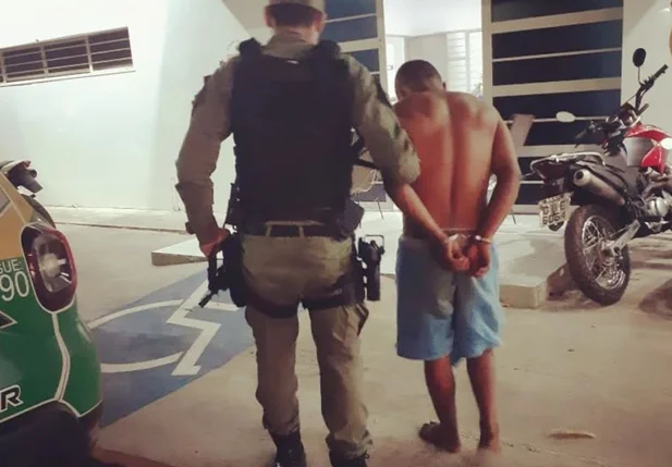 Acusado de violência doméstica tentou fugir pulando muro das casas