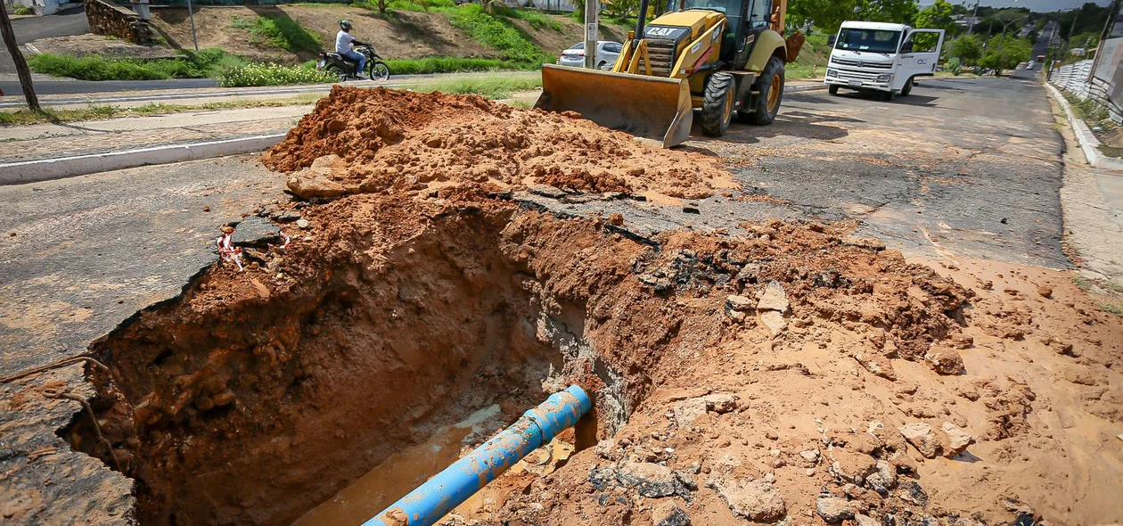 Adutora rompe e deixa 22 bairros da zona leste de Teresina sem água