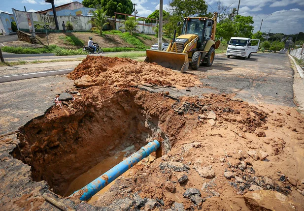 Adutora rompe e deixa 22 bairros da zona leste de Teresina sem água