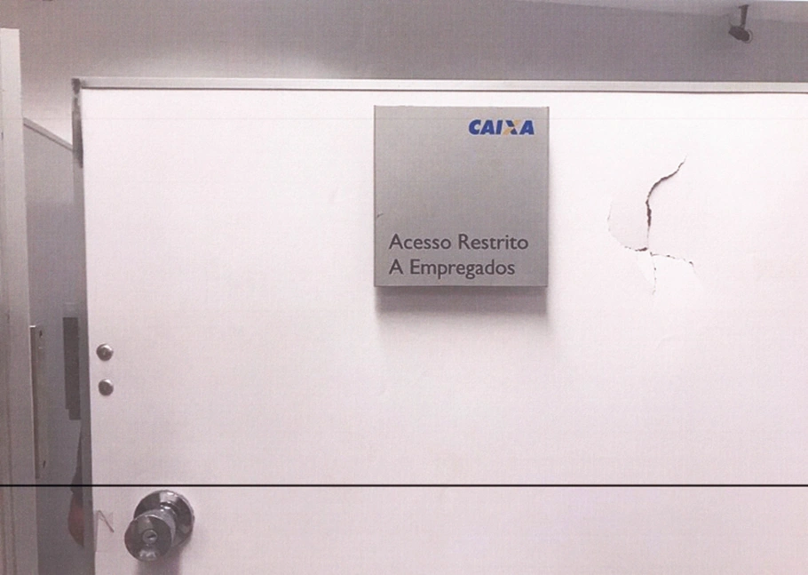 Agência foi depredada