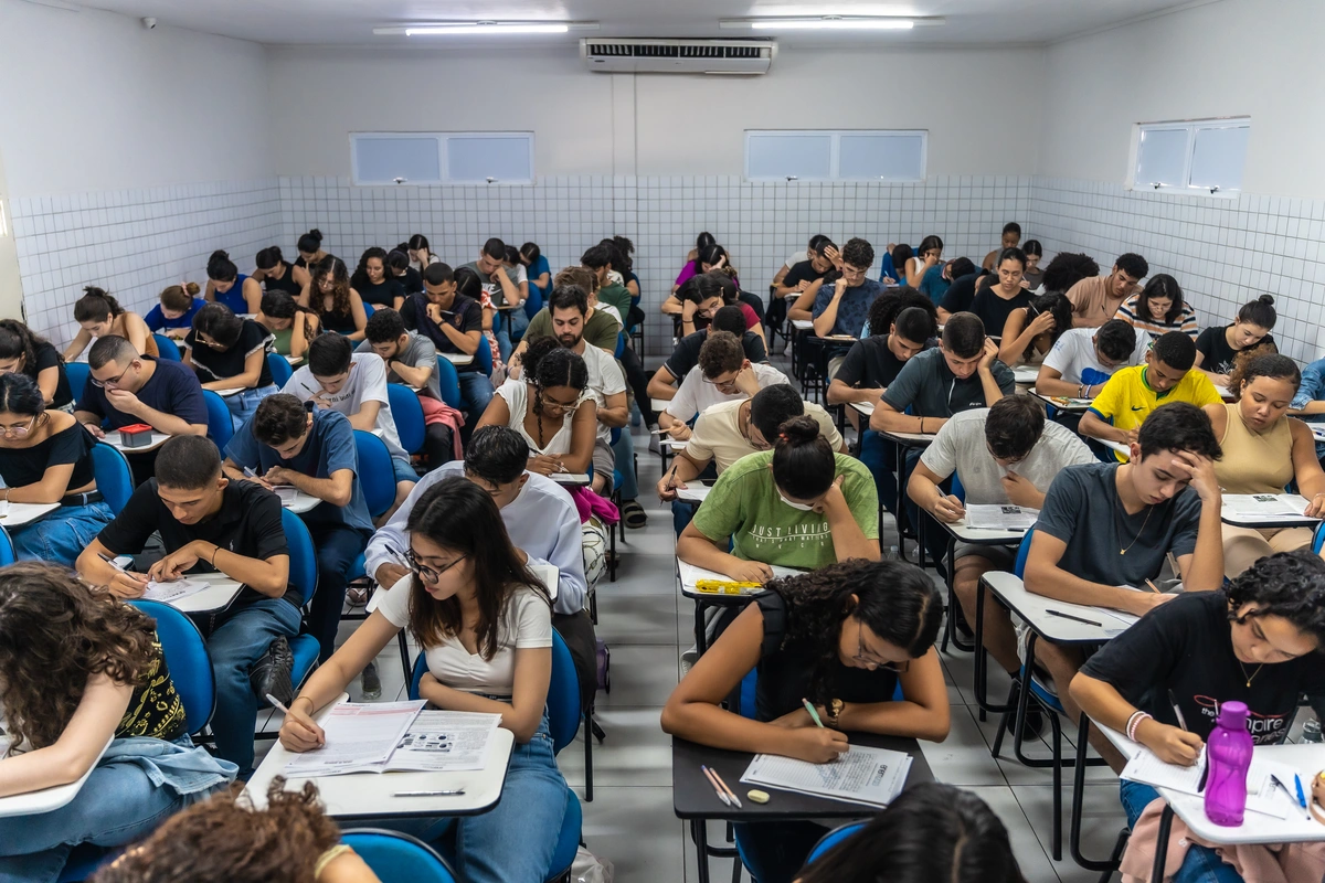 Alunos realizando simulação para o ENEM em sua escola