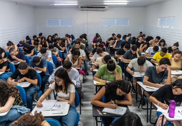 Alunos realizando simulação para o ENEM em sua escola