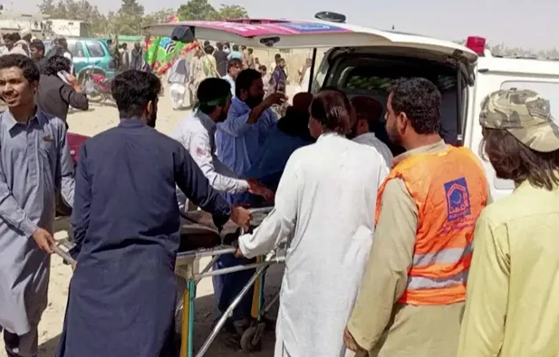 Atentado em evento religioso mata mais de 50 pessoas no Paquistão