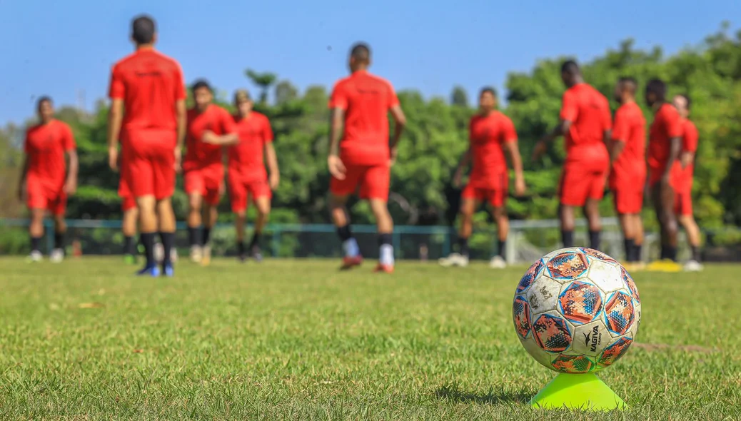 Atletas do Flamengo-PI realizaram treinamento no campo da Universidade Estadual do Piauí