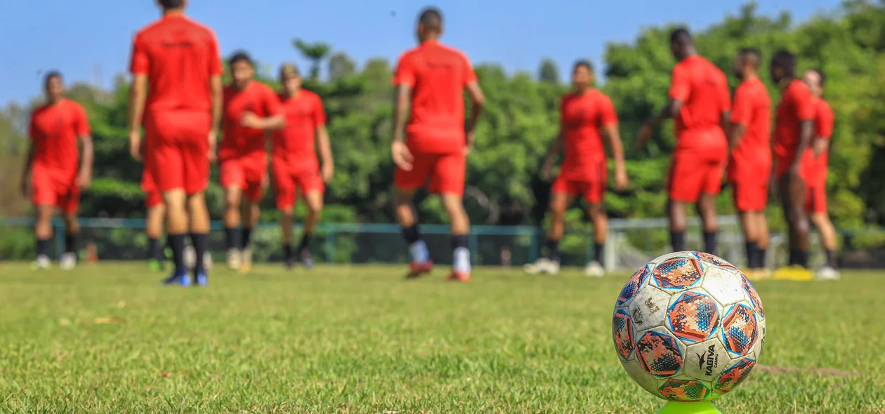 Atletas do Flamengo-PI realizaram treinamento no campo da Universidade Estadual do Piauí