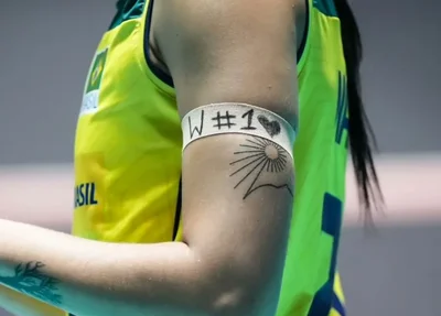 Atletas entram em quadra com faixas em homenagem a Walewska