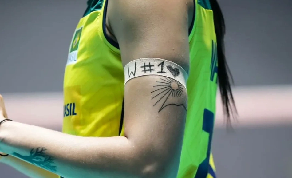 Atletas entram em quadra com faixas em homenagem a Walewska