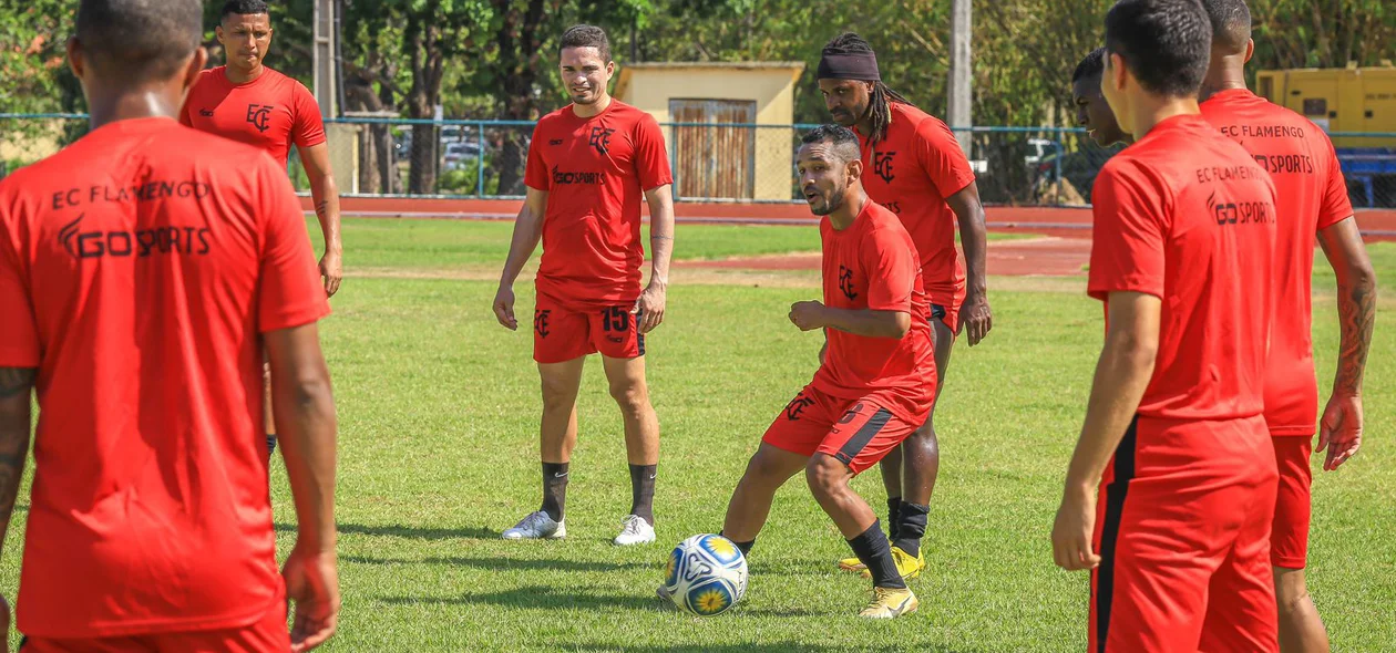 Atletas fazem roda de bobo em treinamento
