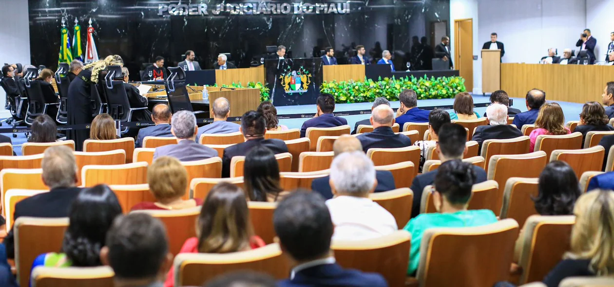Autoridades marcaram presença na posse do desembargador Costa Neto