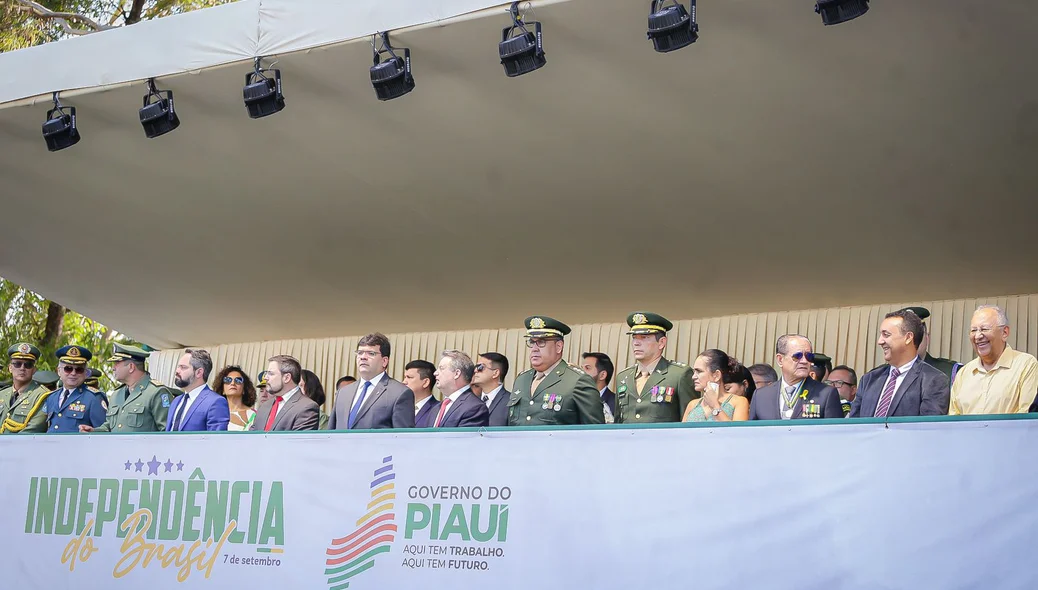 Autoridades políticas e militares presentes no 7 de Setembro