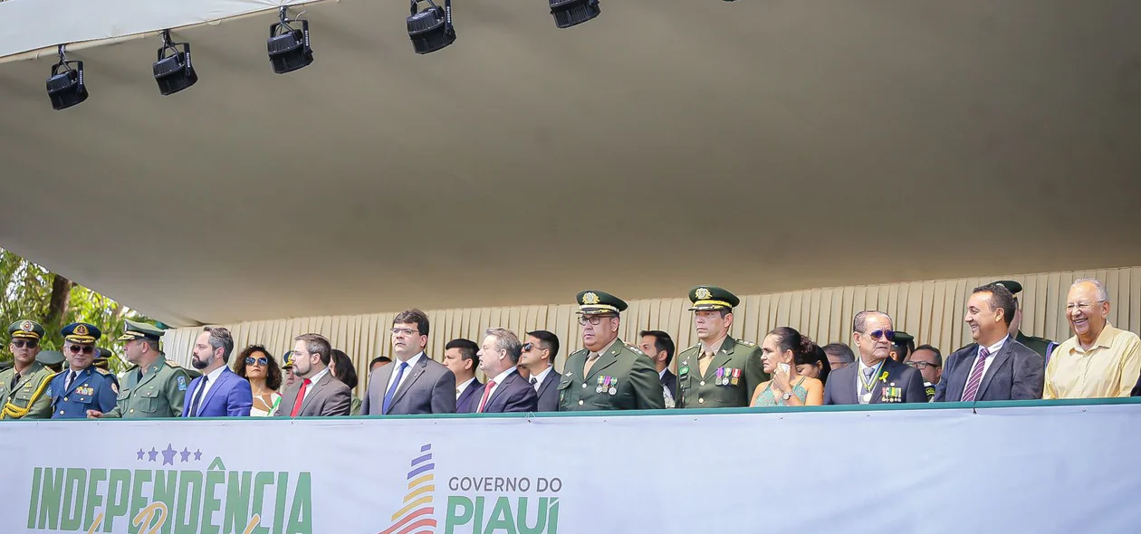 Autoridades políticas e militares presentes no 7 de Setembro