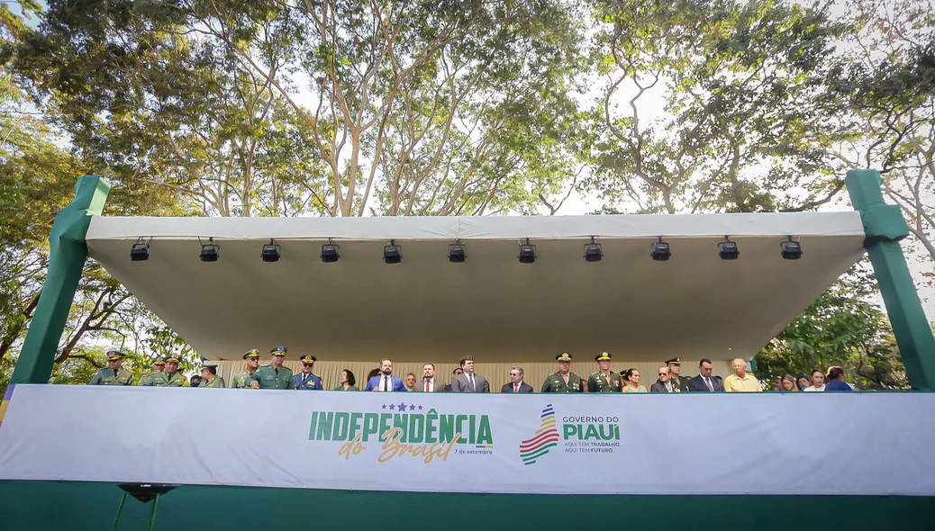 Autoridades políticas e militares presente no ato em alusão aos 201 anos da Independência do país