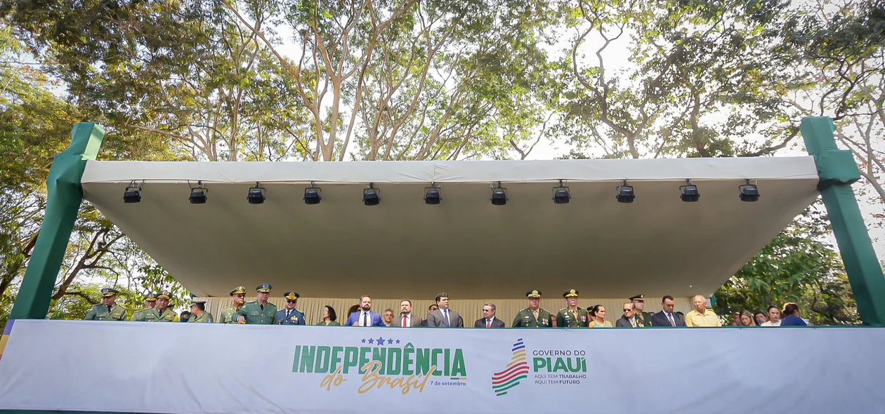 Autoridades políticas e militares presente no ato em alusão aos 201 anos da Independência do país
