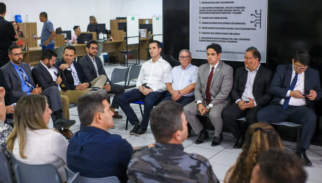 Autoridades presentes na inauguração da DRCI
