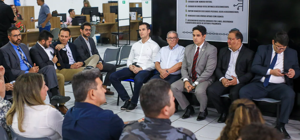 Autoridades presentes na inauguração da DRCI