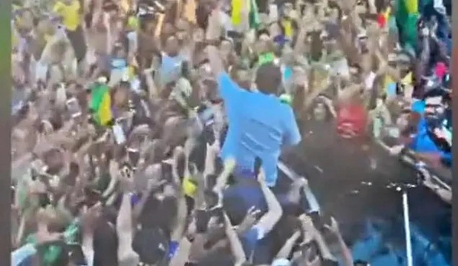 Bolsonaro em meio à multidão de fãs