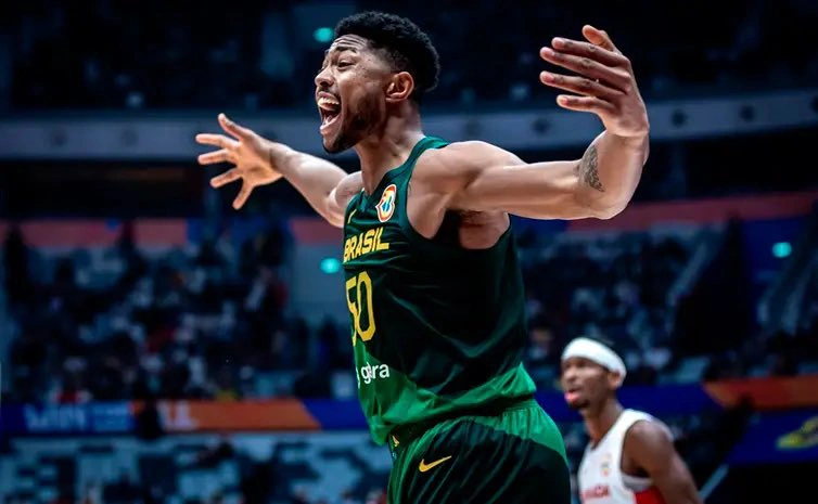Bruno Caboclo na vitória brasileira diante do Canadá na Copa do Mundo