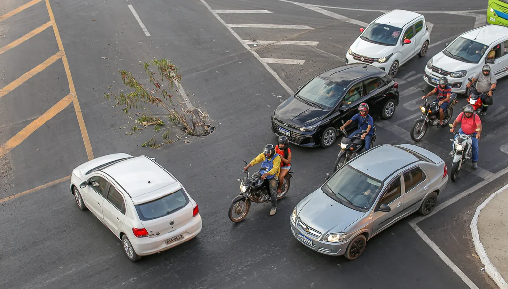 Buraco atrapalha a mobilidade dos motoristas que transitam pela região