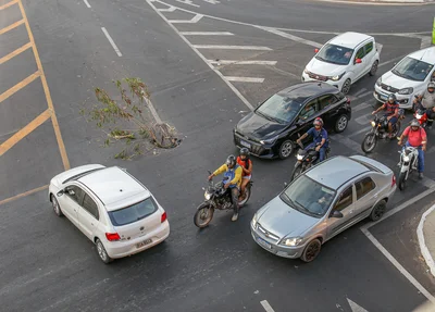 Buraco atrapalha a mobilidade dos motoristas que transitam pela região