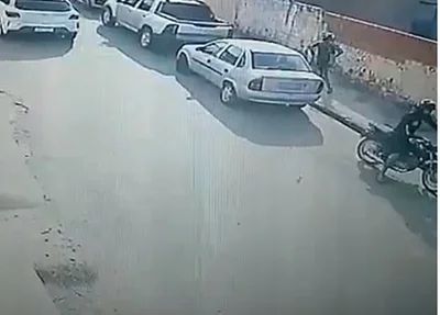 Câmera de segurança registrou o momento do assalto na frente do velório