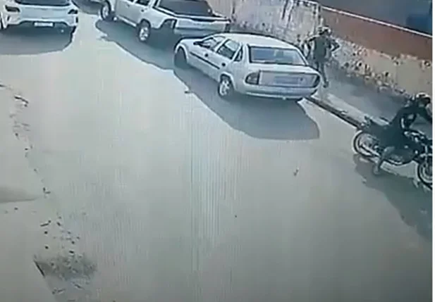 Câmera de segurança registrou o momento do assalto na frente do velório