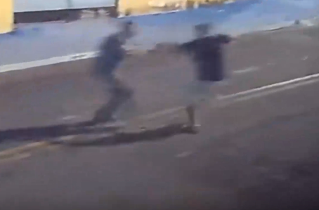 Câmeras de segurança flagram momento em que assaltante mata idoso que reagiu ao assalto