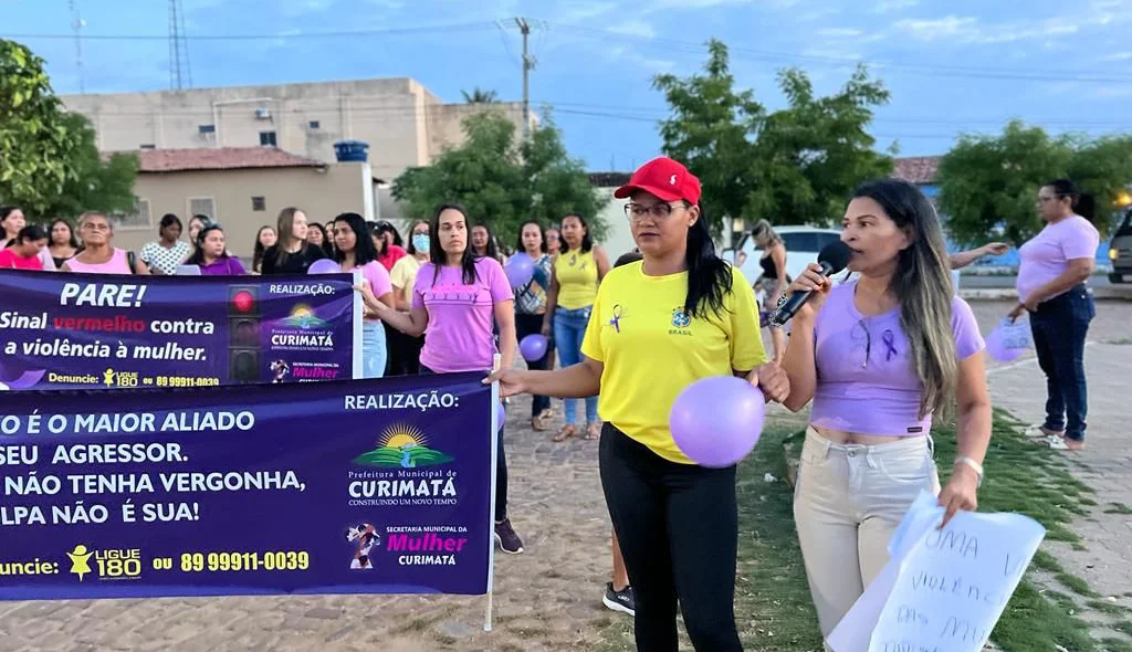 Caminhada em alusão ao Agosto Lilás