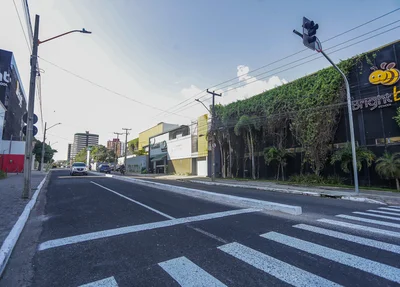 Canteiro e nova sinalização na Avenida