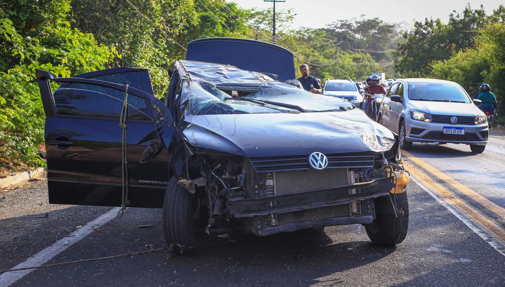 Carro colidiu contra o poste