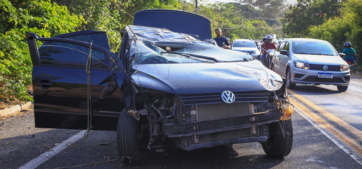 Carro colidiu contra o poste