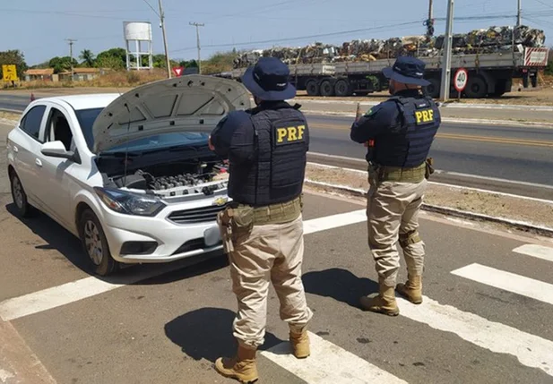 Carro roubado há 6 meses em Salvador é recuperado pela PRF em Picos