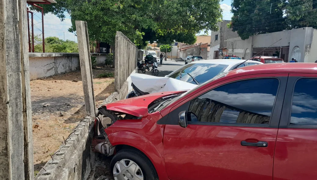 Carros colidiram na mureta de proteção da estação de metrô
