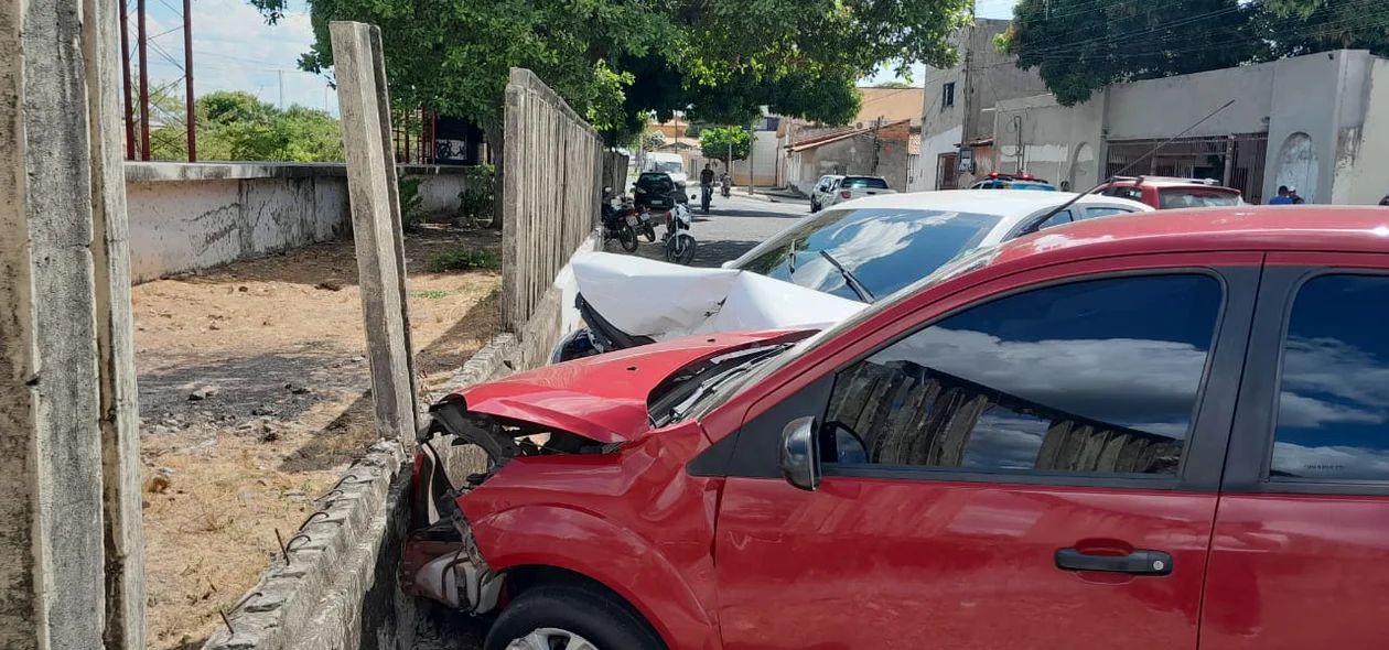 Carros colidiram na mureta de proteção da estação de metrô