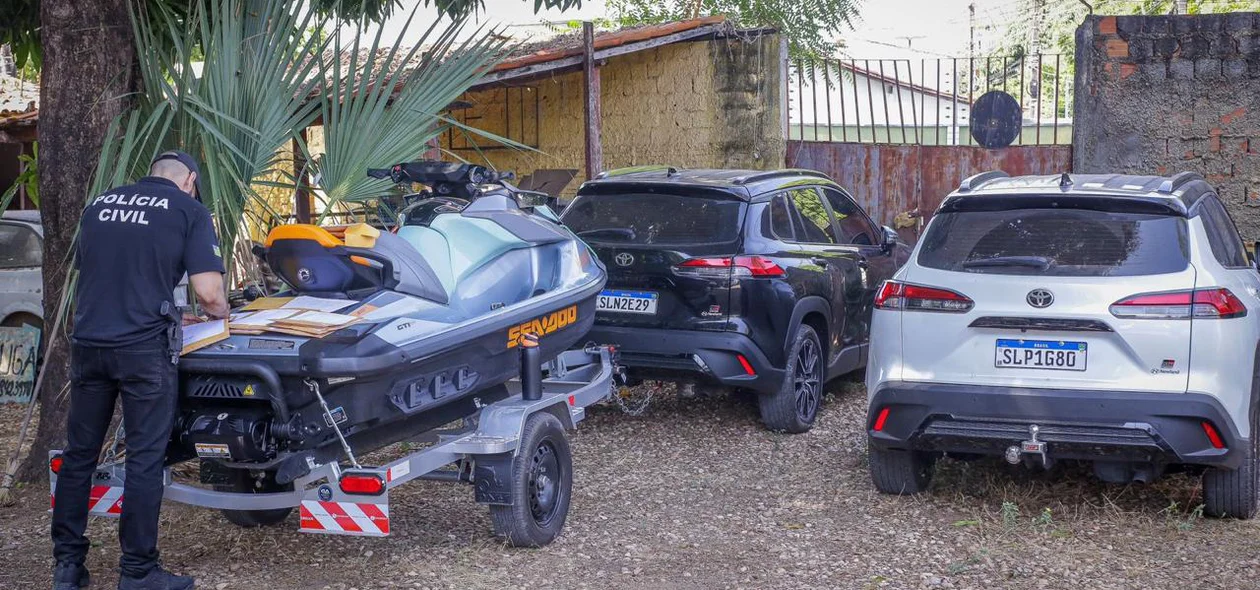 Carros e moto aquática apreendidos