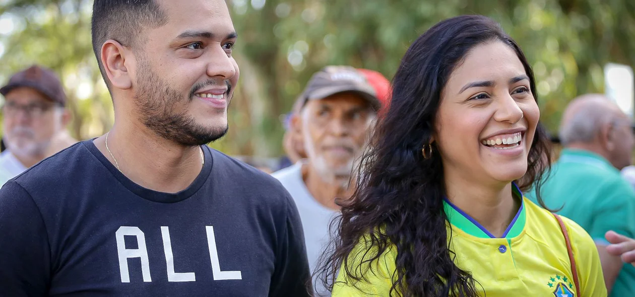 Casal prestigiando o desfile