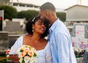 Casal realiza ensaio fotográfico de casamento em cemitério do ES