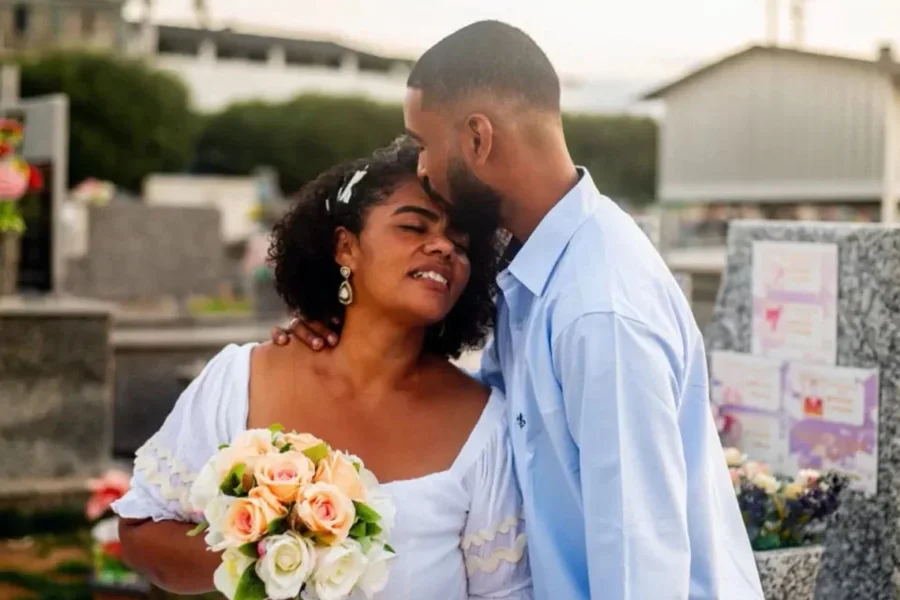 Casal realiza ensaio fotográfico de casamento em cemitério do ES