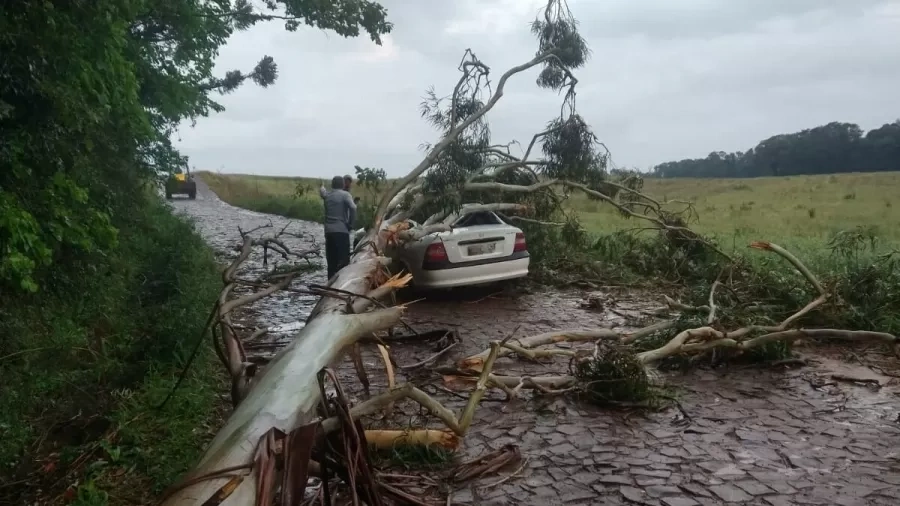 Ciclone atinge região sul do Brasil e causa tempestades