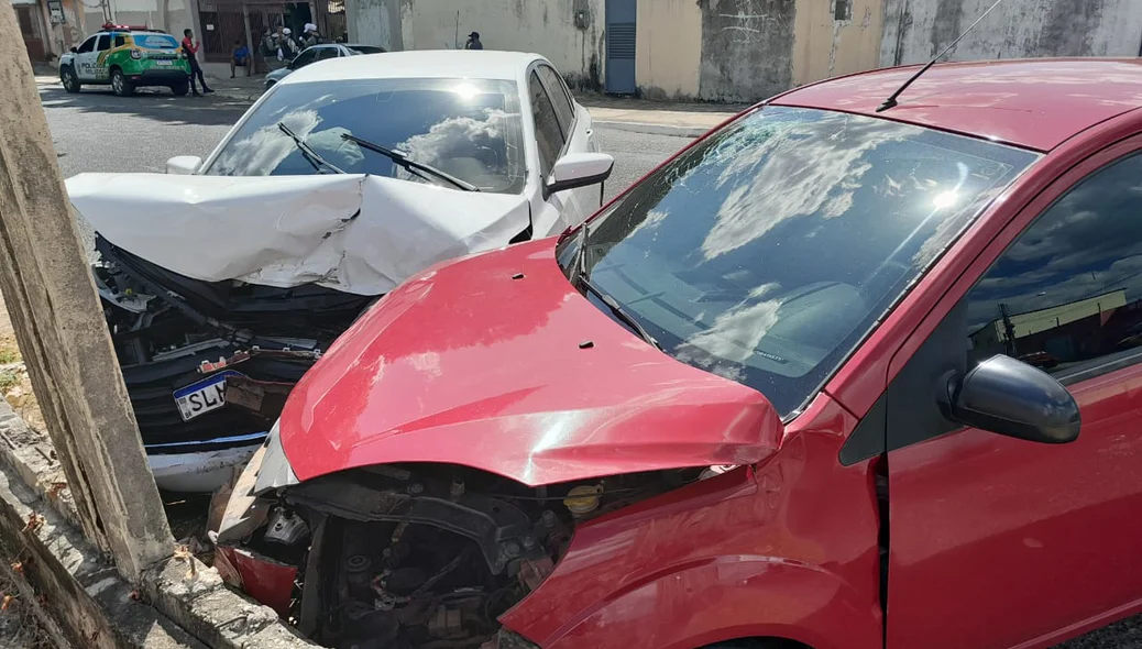Colisão entre o Ford Fiesta e o Onix Plus
