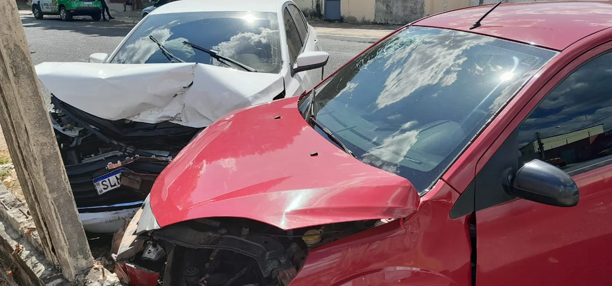 Colisão entre o Ford Fiesta e o Onix Plus