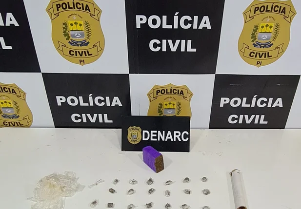 Com os jovens foram apreendidos drogas e um aparelho celular roubado