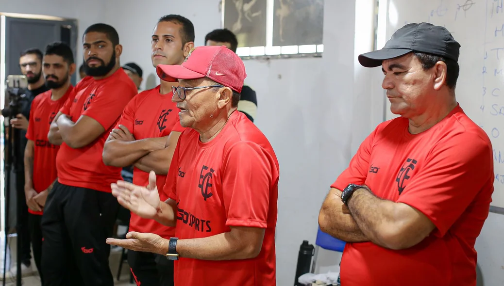 Comissão Técnica passando as instruções aos jogadores