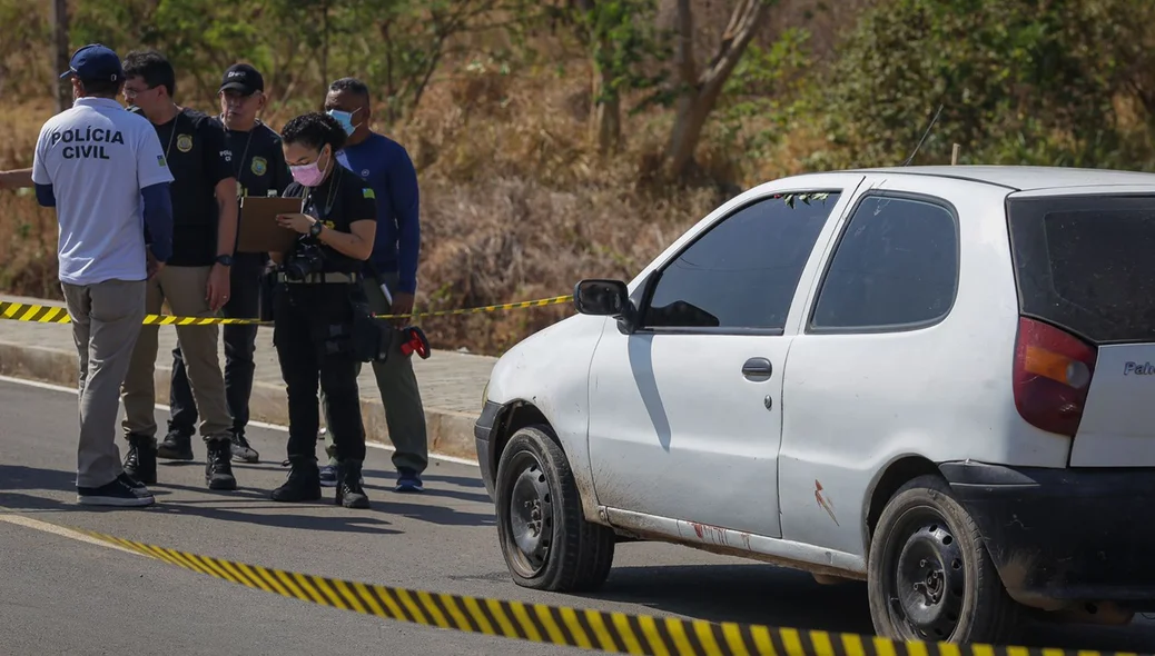 Corpo foi encontrado dentro de carro na Estrada da Alegria