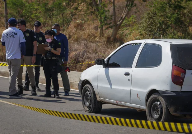 Corpo foi encontrado dentro de carro na Estrada da Alegria