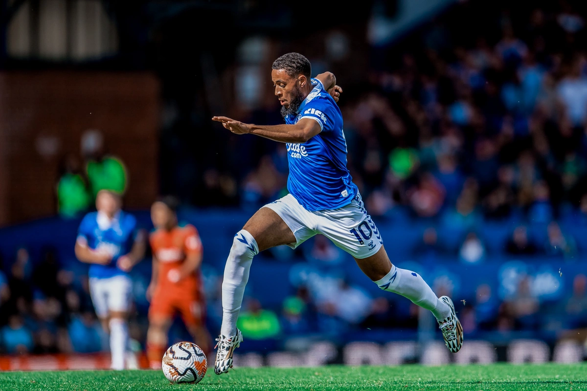 Danjuma, camisa 10 do Everton
