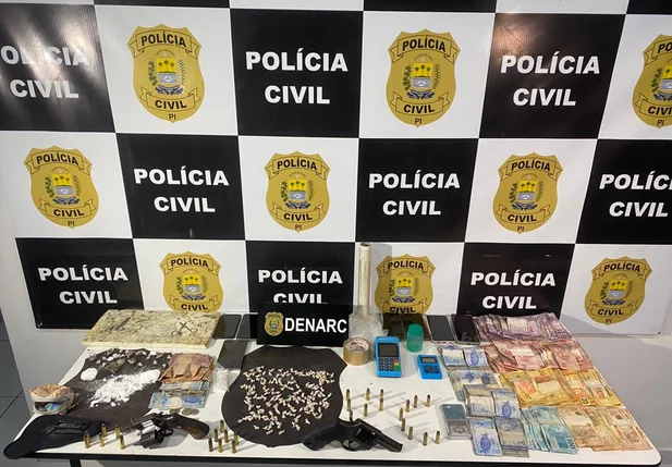 DENARC prende em flagrante 4 suspeitos de tráfico de drogas e apreende armas, munições, drogas e mais de R$ mil reais