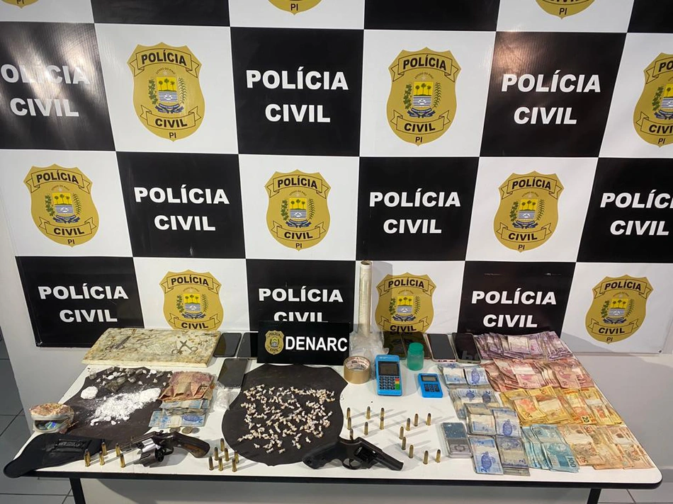 DENARC prende em flagrante 4 suspeitos de tráfico de drogas e apreende armas, munições, drogas e mais de R$ mil reais