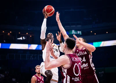 Dennis Schroder sobe para um floater