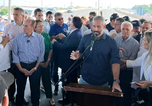 Deputado João Mádison cumprimentando o governador Rafael Fonteles